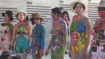 Chilenas usan sus cuerpos como lienzos para anunciar reclamos de la huelga del 8M