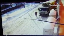 Ce conducteur de camion n'a pas vu la mamie... Drame évité de peu