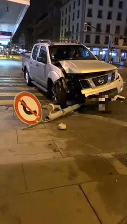 Ce conducteur ivre roule avec un panneau sous son 4x4