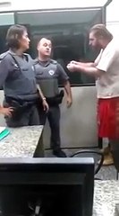 PM quebra braço de dirigente do PT com camisa "Lula livre", em Atibaia-SP