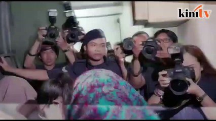 Anak tiri Nazrin didakwa bunuh, hadir pakai baju sekolah