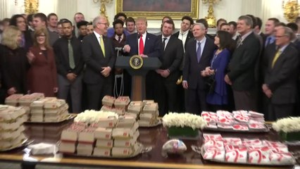 트럼프, 대학풋볼팀에 또 햄버거 대접 / YTN