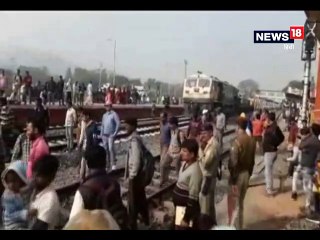 आदिवासी संगठनों ने केंद्र सरकार की आरक्षण नीतियों के खिलाफ किया रेल चक्का जाम