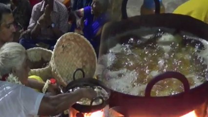 மஹா சிவராத்திரி.. கொதிக்கும் எண்ணெயில் கையை விட்ட முத்தம்மா..   மெய் சிலிர்த்த பக்தர்கள்!- வீடியோ