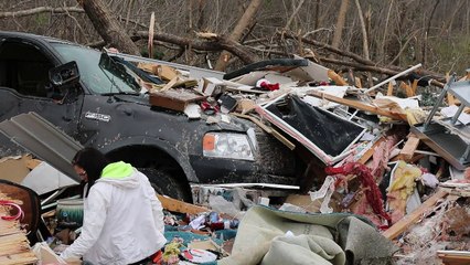 Rescatistas buscan sobrevivientes tras tornados en EEUU