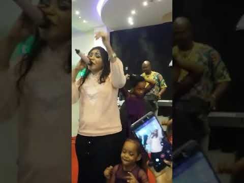 هبه جبره الشلب حصل الكلام وصل واقفه واقفه مهما حصل حفلة اوفر صاله الوداد