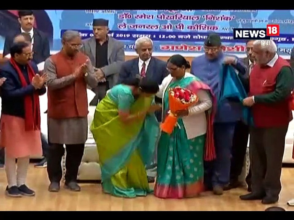 VIDEO: रक्षा मंत्री निर्मला सीतारमण ने छुए शहीद सैनिकों की पत्नियों के पांव