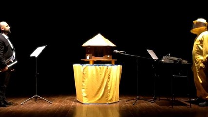 Итальянский трубач играет под аккомпанемент пчелиного улья