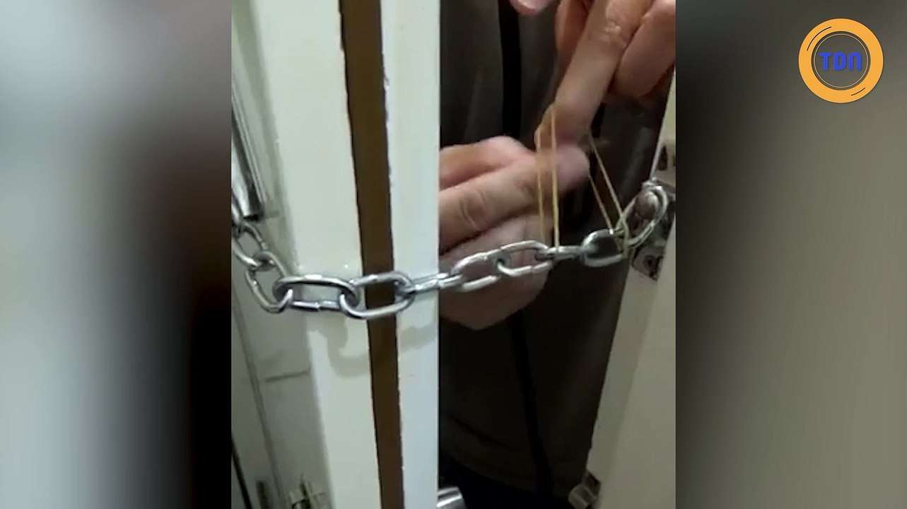 Avec du scotch et un élastique, il est possible d’enlever la chaine d’un entrebâilleur depuis l’extérieur !