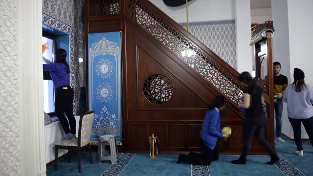 Üniversite öğrencilerinden gönüllü cami temizliği - ARDAHAN