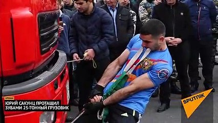 صيحات تشجيعية لشاب يقوم بسحب شاحنة إطفاء لمسافة 20 متراً بأسنانه !