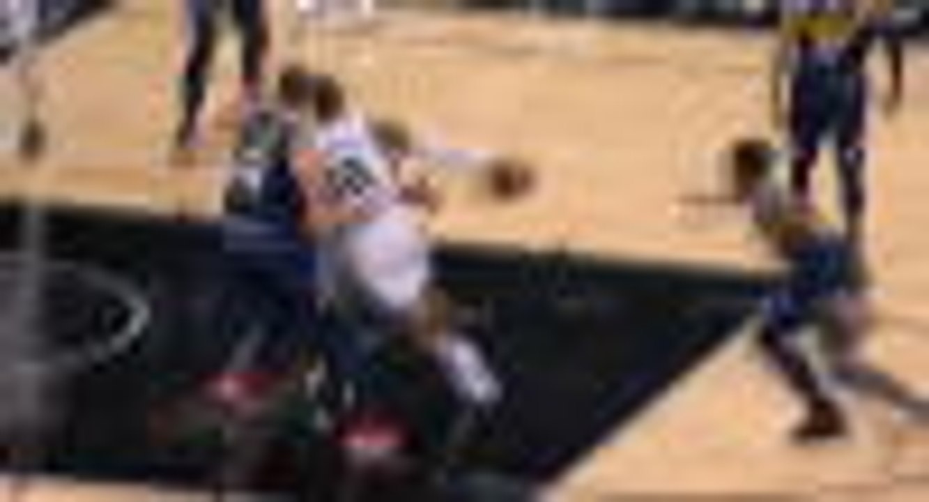 Aldridge spins and dunks over Jokic