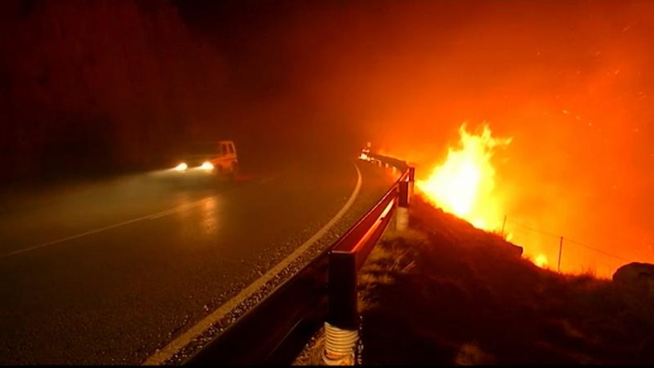 Συνεχίζεται η μάχη με τις φλόγες - Μειώνεται ο...