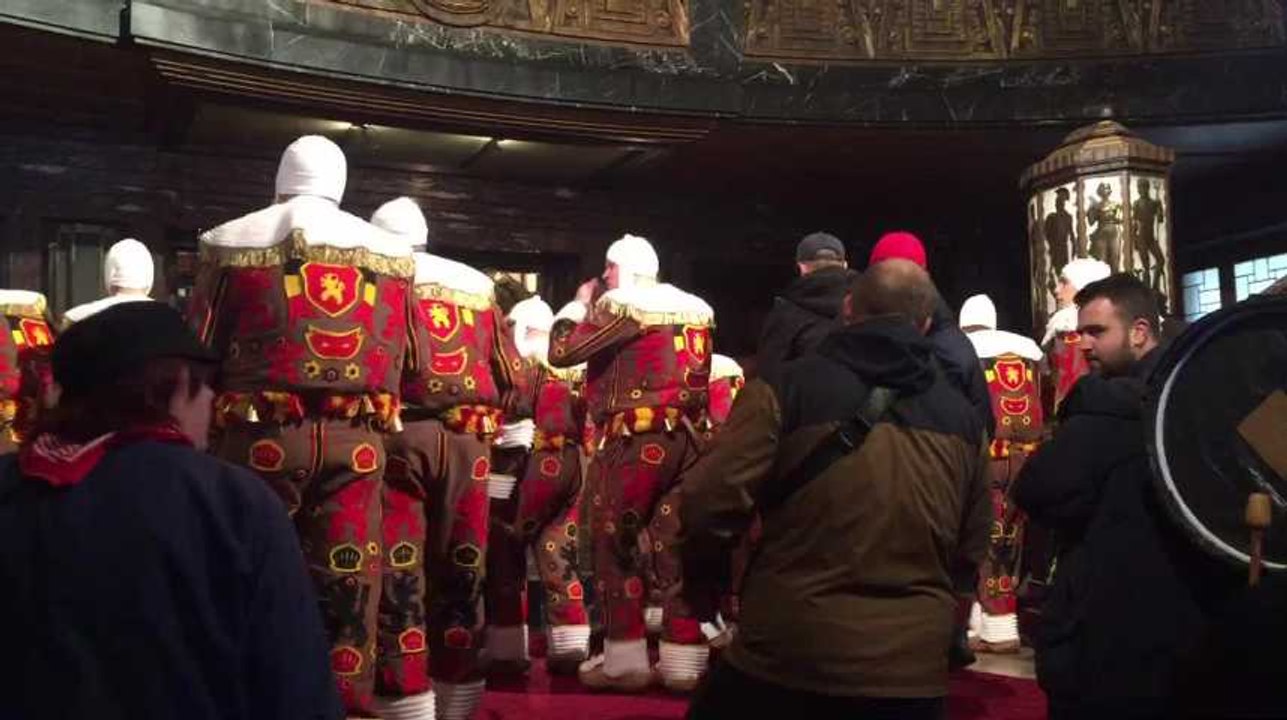 Carnaval de Charleroi: les Gilles entrent dans l’Hotel de ville pour la remise des médailles