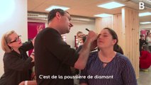 Le Secours populaire offre une séance de maquillage à des femmes précaires
