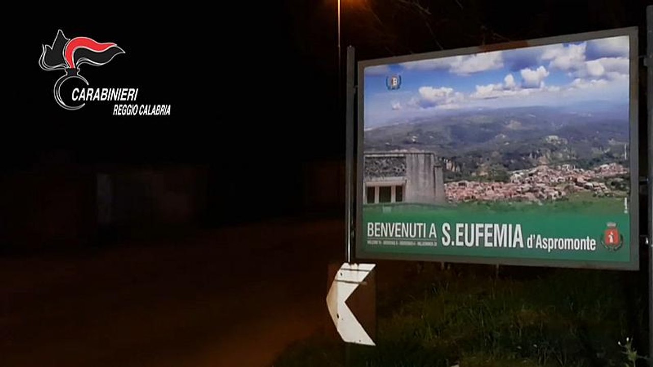 Calabria, sfruttavano lavoratori stranieri: cinque persone indagate