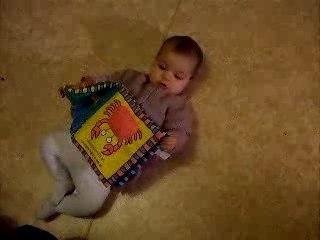 Liee qui lit un livre