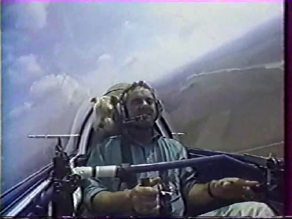 "Ulysse entre ciel et terre" Gérard Feugray avec son TR200 et son chien Ulysse