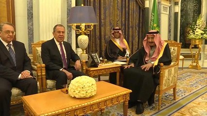 فيديو.. لقاء يجمع العاهل السعودي ووزير خارجية روسيا في الرياض