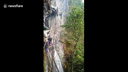 Honey hunters risks their lives working on foothills in Vietnam