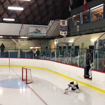 Des enfants hockeyeurs enchaînent les chutent en rentrant sur la glace