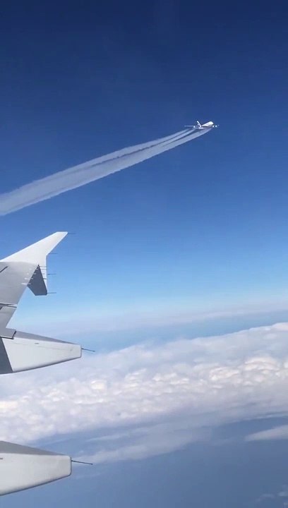Quand le passager d'un avion filme un autre avion passer tout prêt d'eux en vol