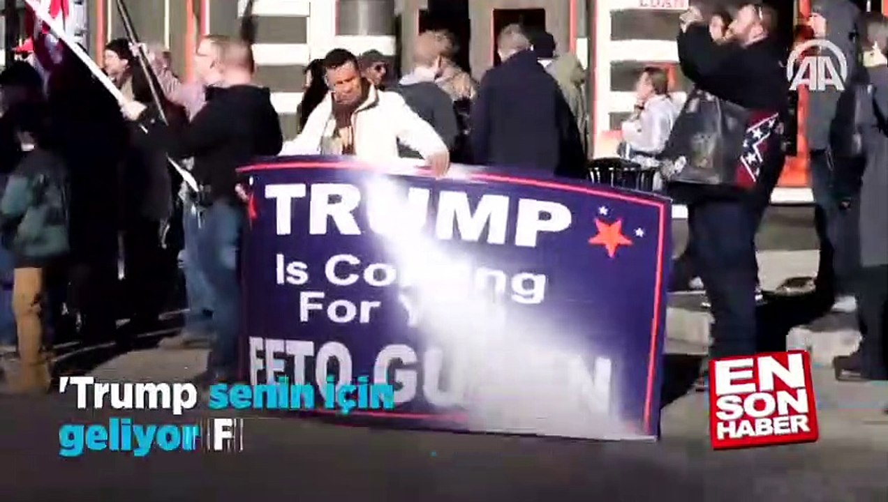 Pensilvanya'daki Trump destekçilerinden Gülen pankartı