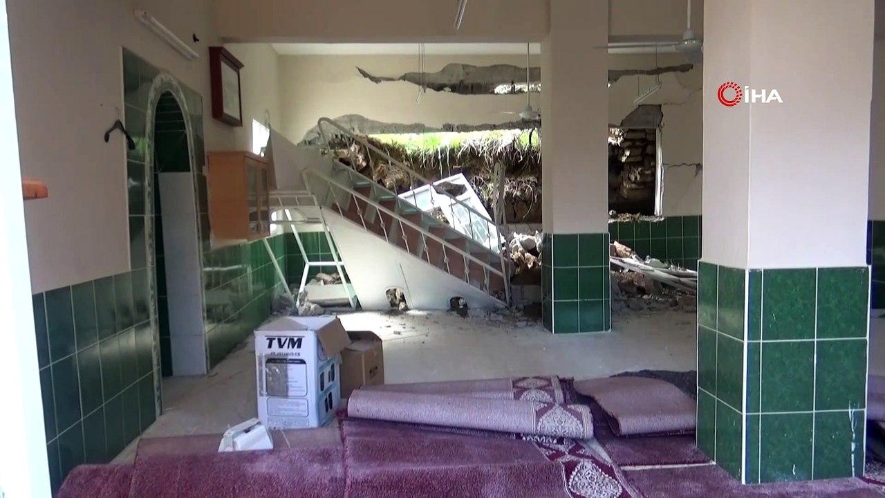 Hatay’da toprak kayması sonucu cami duvarı çöktü