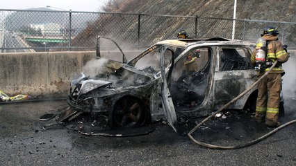 경기 남양주 도로 달리던 BMW 전소..."엔진서 불" / YTN