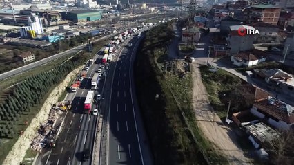 Yanan kağıt yüklü TIR'ın TEM'de oluşturduğu trafik havadan görüntülendi