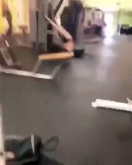 Une femme s’entraine comme une guerrière à la salle de muscu