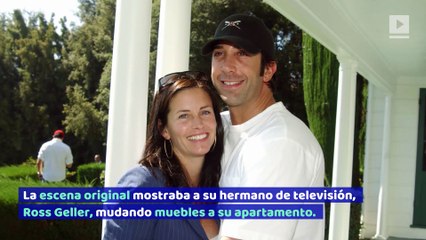 Courteney Cox recrea icónica escena de 'Friends'