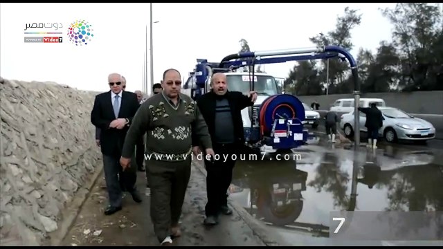 محافظ الجيزة يتابع عمليات شفط مياه الأمطار بالطرق الرئيسية