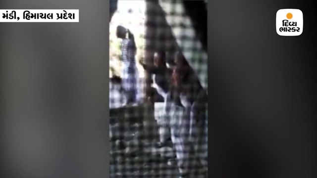 શાળાના મેદાનમાં સંતાઈને વિદ્યાર્થિનીઓએ માર્યા સિગારેટના દમ