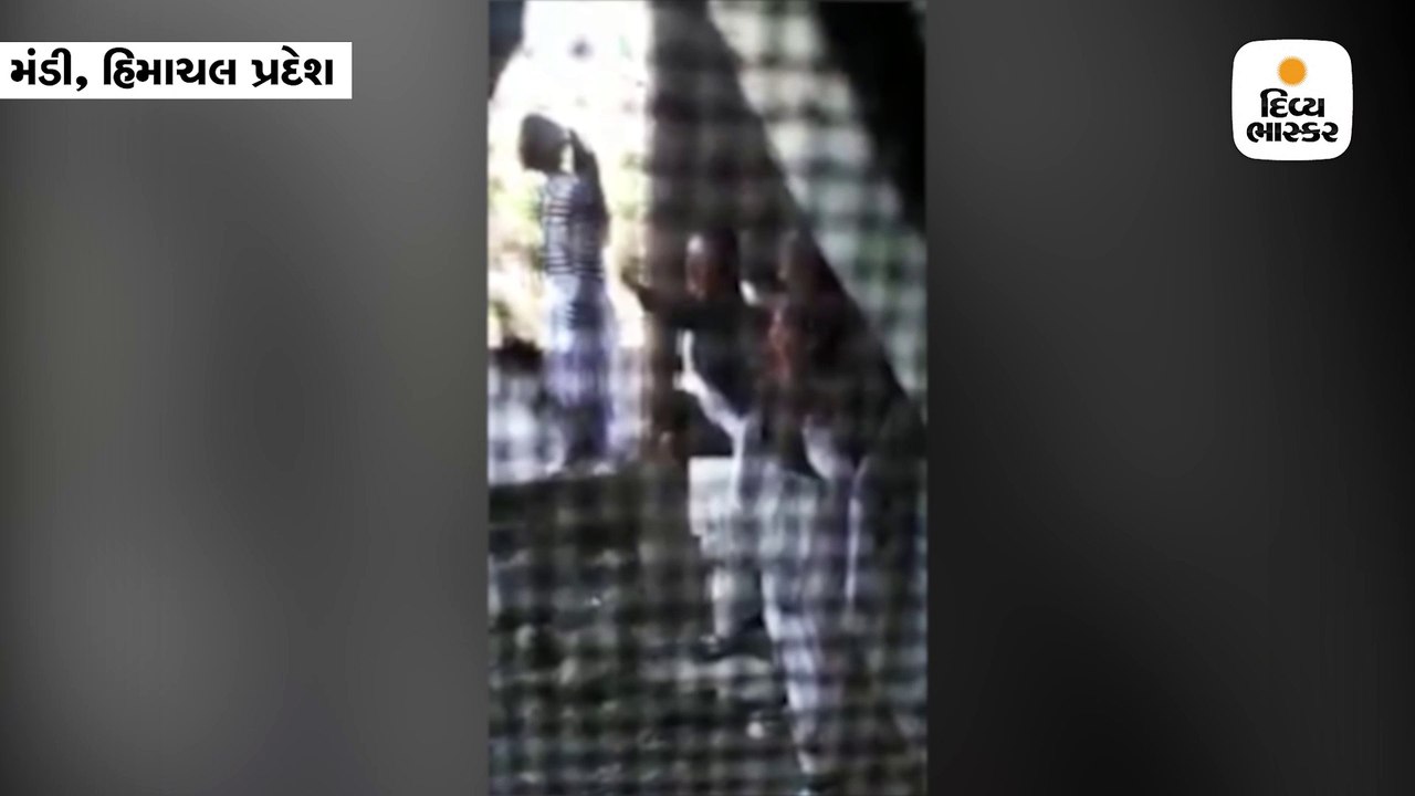 શાળાના મેદાનમાં સંતાઈને વિદ્યાર્થિનીઓએ માર્યા સિગારેટના દમ