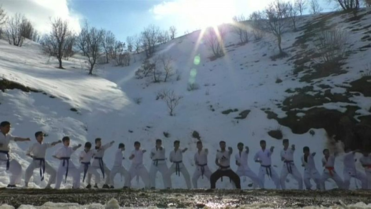 Irak dağlarında Uzak Doğu sporu karate öğreniyo...