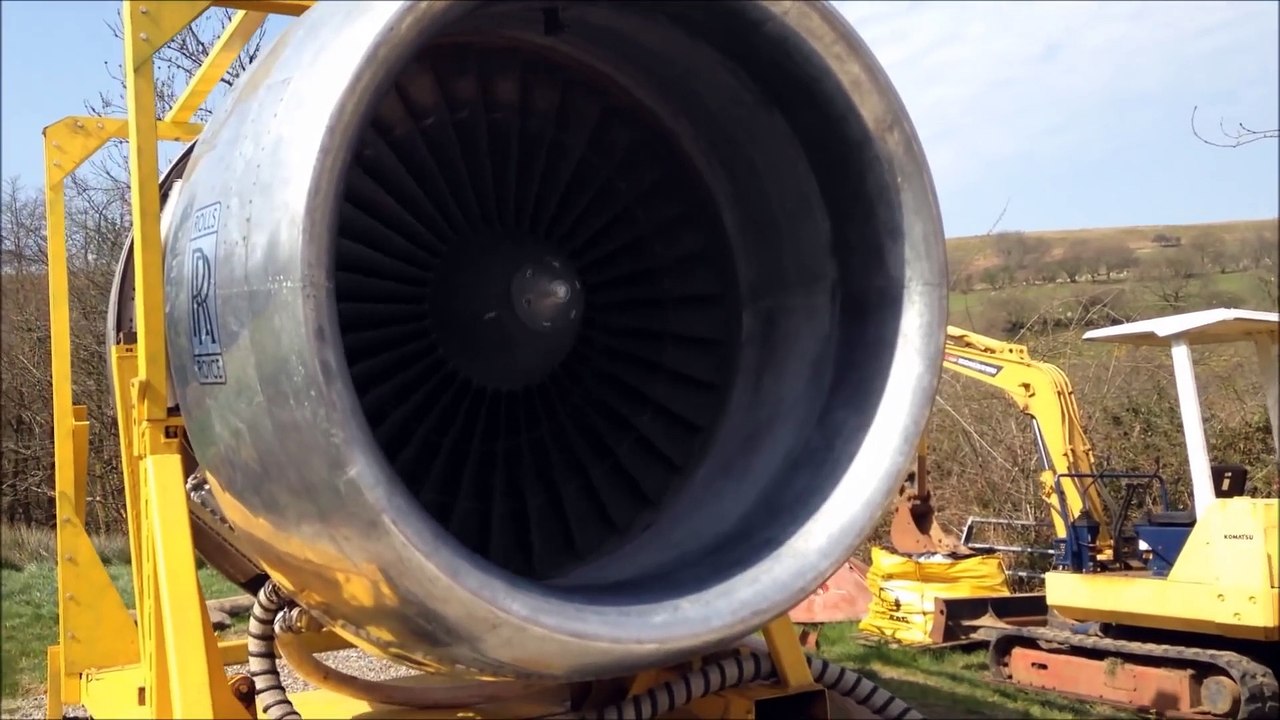 Il a un moteur d'avion dans le jardin ! Qui fonctionne... Boeing 747