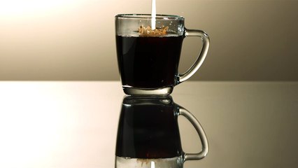 Café sobre leche (cámara lenta)