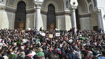 Los argelinos persisten su lucha en las calles pese a advertencias del Ejército