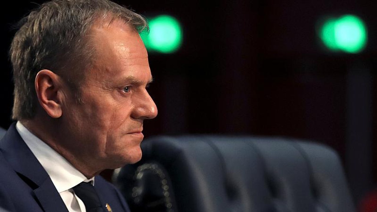 Külső beavatkozásokra figyelmeztet Tusk