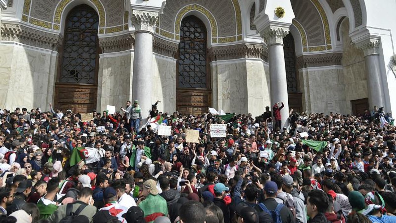 Algerien: Proteste gegen 5. Amtszeit Bouteflikas klingen nicht ab
