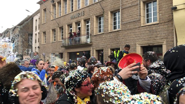 Une bataille géante de confettis au carnaval de