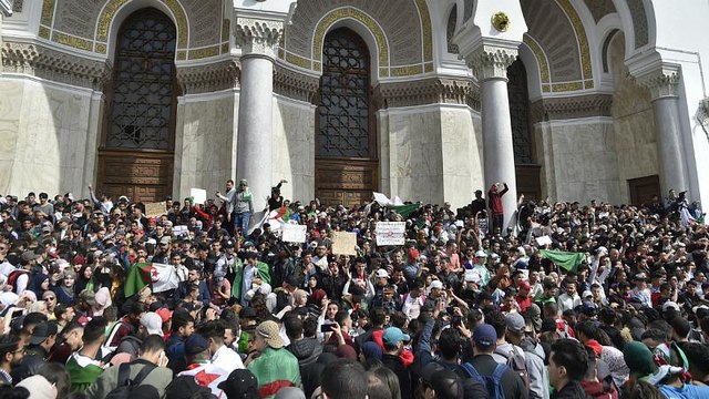 Συνεχίζονται οι διαδηλώσεις κατά Μπουτεφλίκα