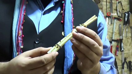 Unutulan Enstrümanları Hem Yapıyor Hem De Çalıyor