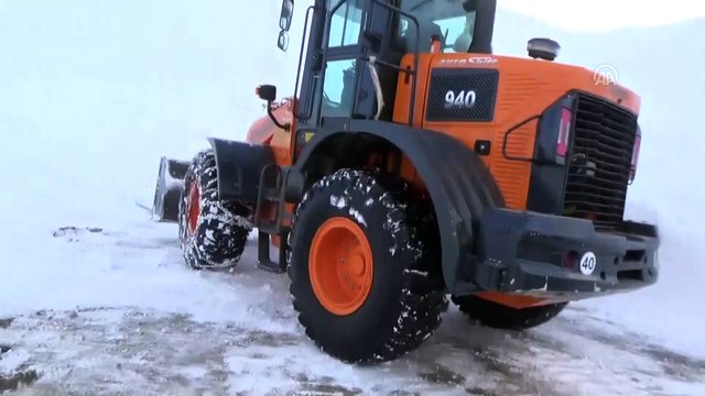 Hasköy-Mutki kara yolunda iş makinesinin üzerine çığ düştü - MUŞ