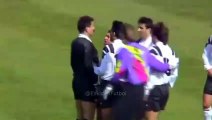 Yıl 1993. - - Fenerbahçe - Beşiktaş maçını yöneten Erman Toroğlu, Tanju Çolakın elle topu önüne almasının ardından düdüğünü ağzına götürüp, sonra g