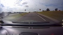 Un ouvrier planté au milieu de l'autoroute évite le pire... Bon karma