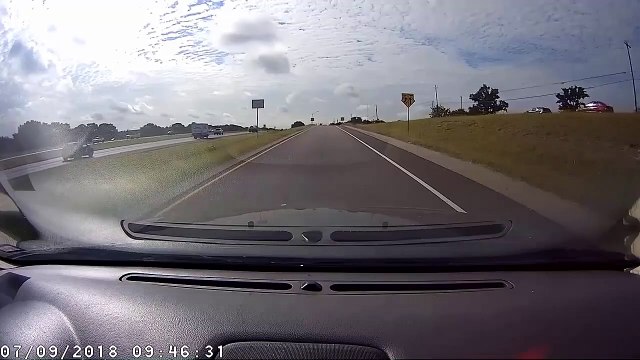 Un ouvrier planté au milieu de l'autoroute évite le pire... Bon karma
