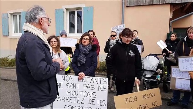 Fislis : les parents manifestent contre la fermeture d’une classe