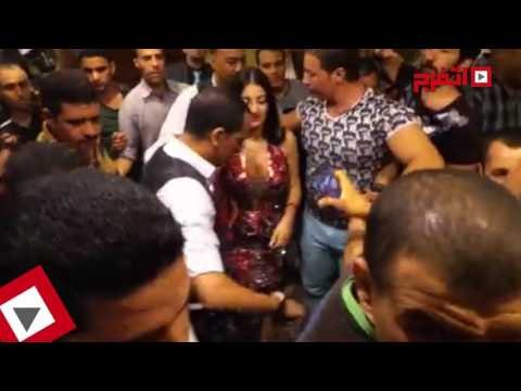 اتفرج | صافيناز تحتفل بفيلمها «30 يوم في العز» بوسط البلد